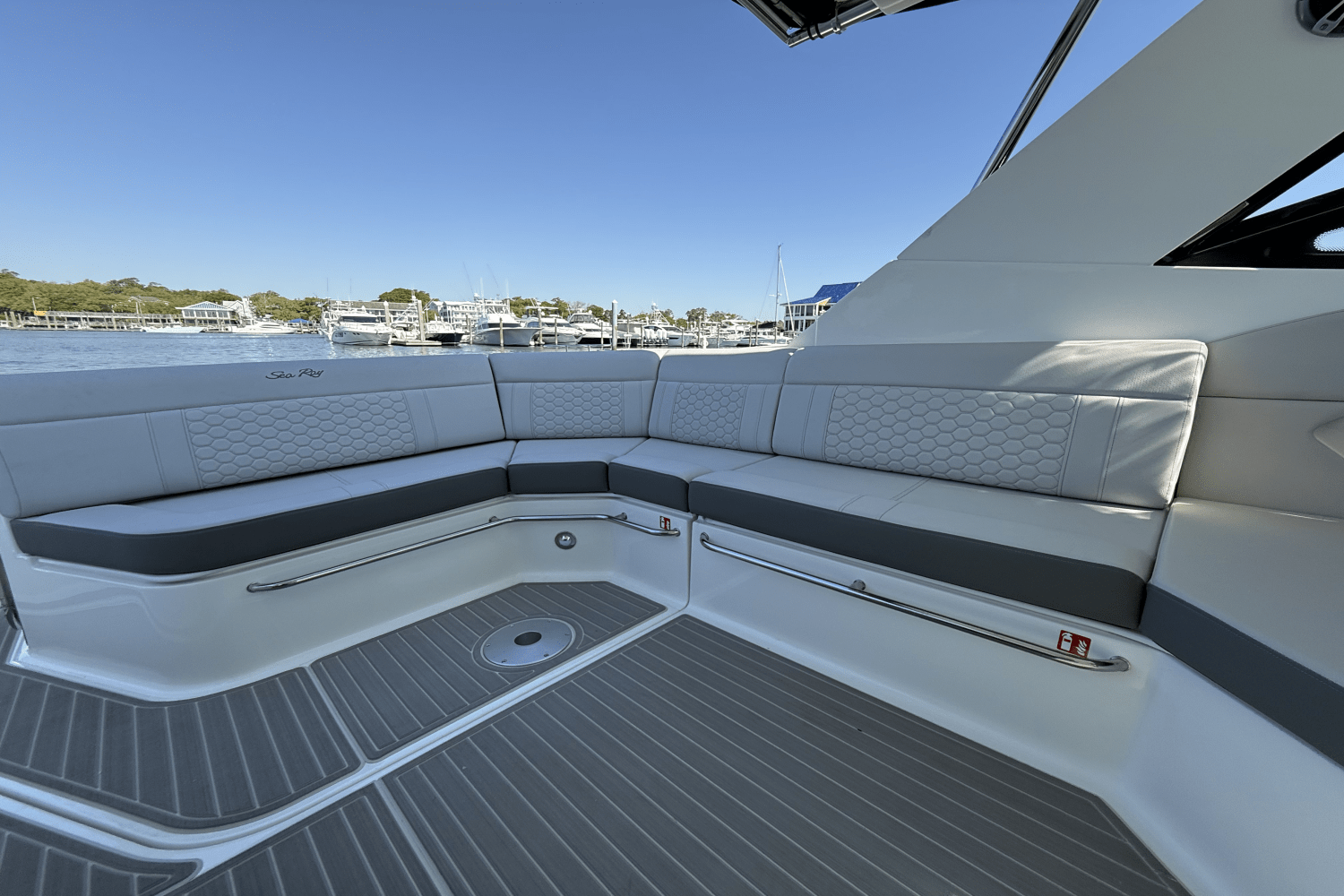 Slide: The Image of Sea Ray Sundancer 320 Outboard 2025 - 10