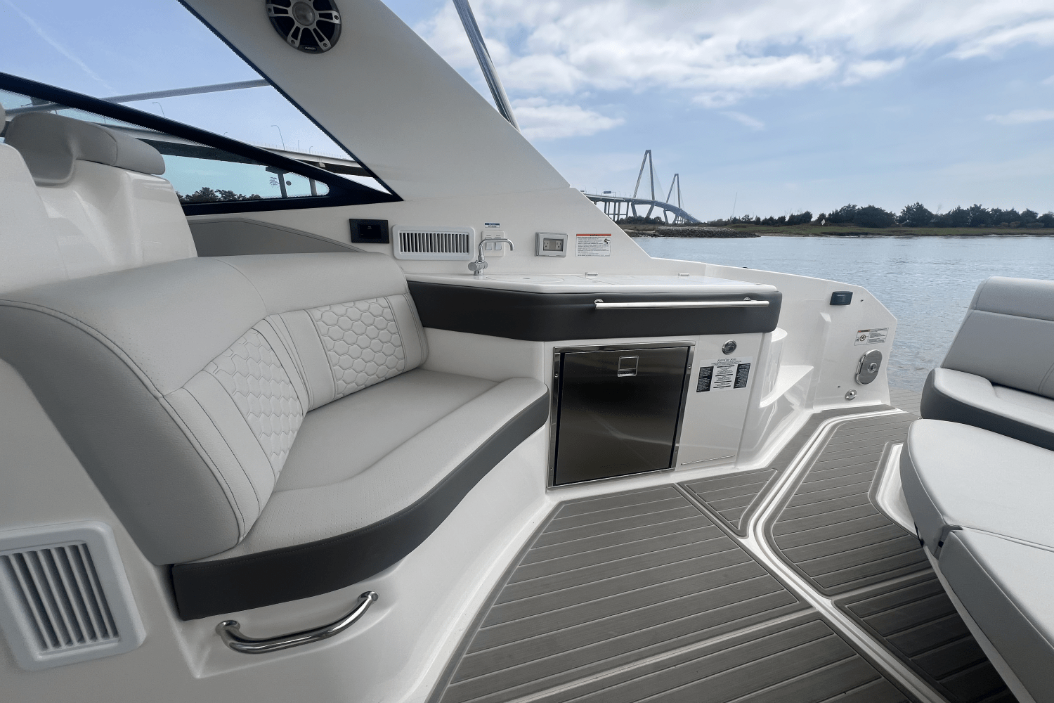 Slide: The Image of Sea Ray Sundancer 320 Outboard 2025 - 11