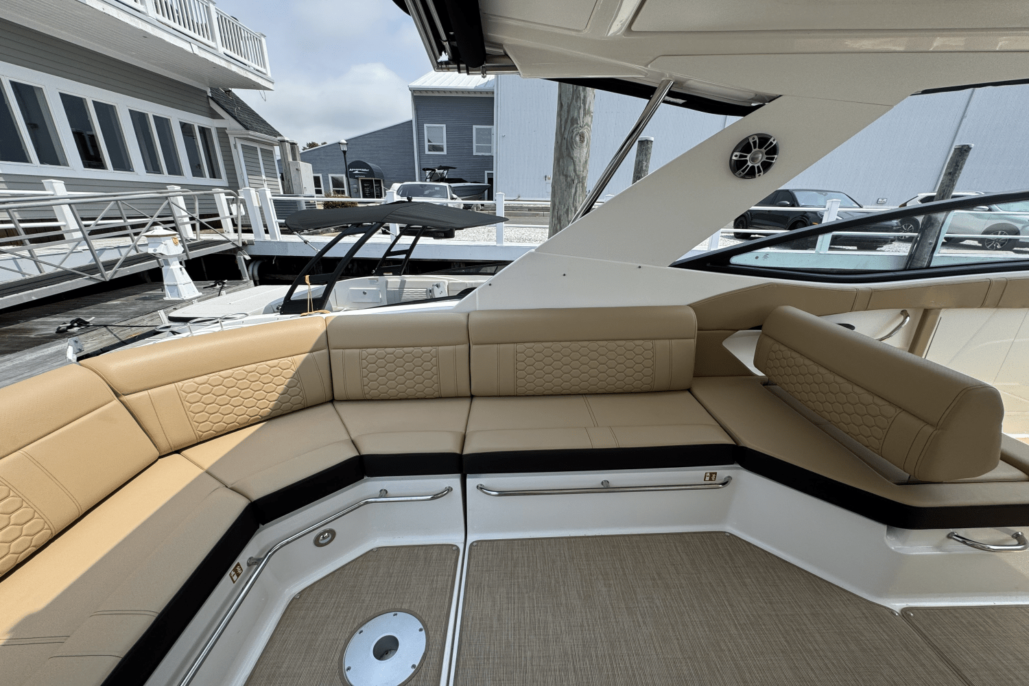 Slide: The Image of Sea Ray Sundancer 320 Outboard 2025 - 11