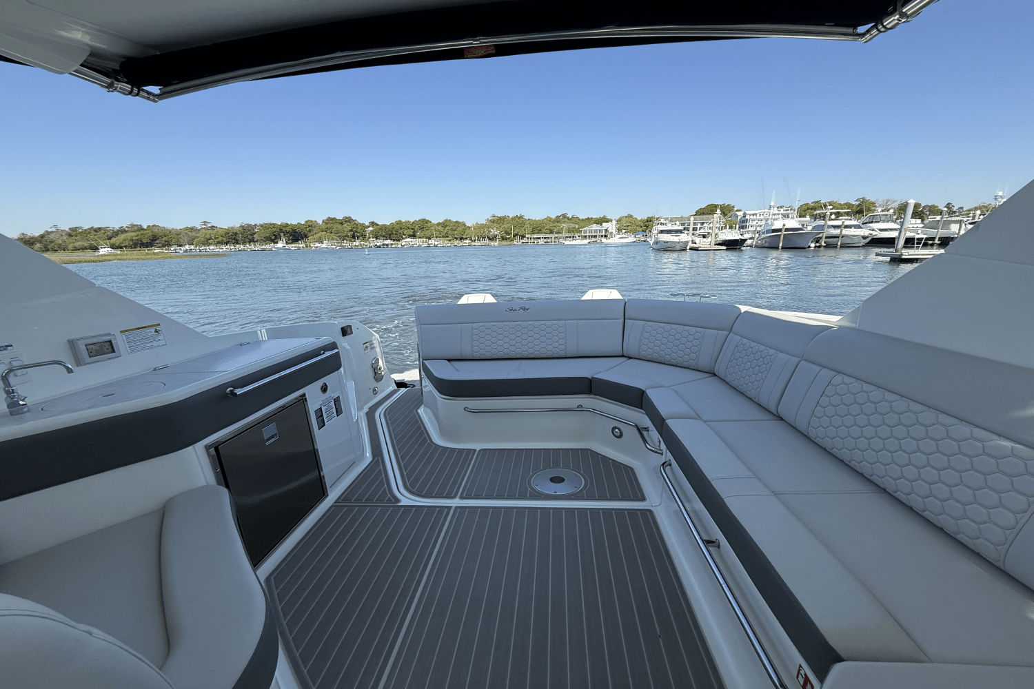 Slide: The Image of Sea Ray Sundancer 320 Outboard 2025 - 11