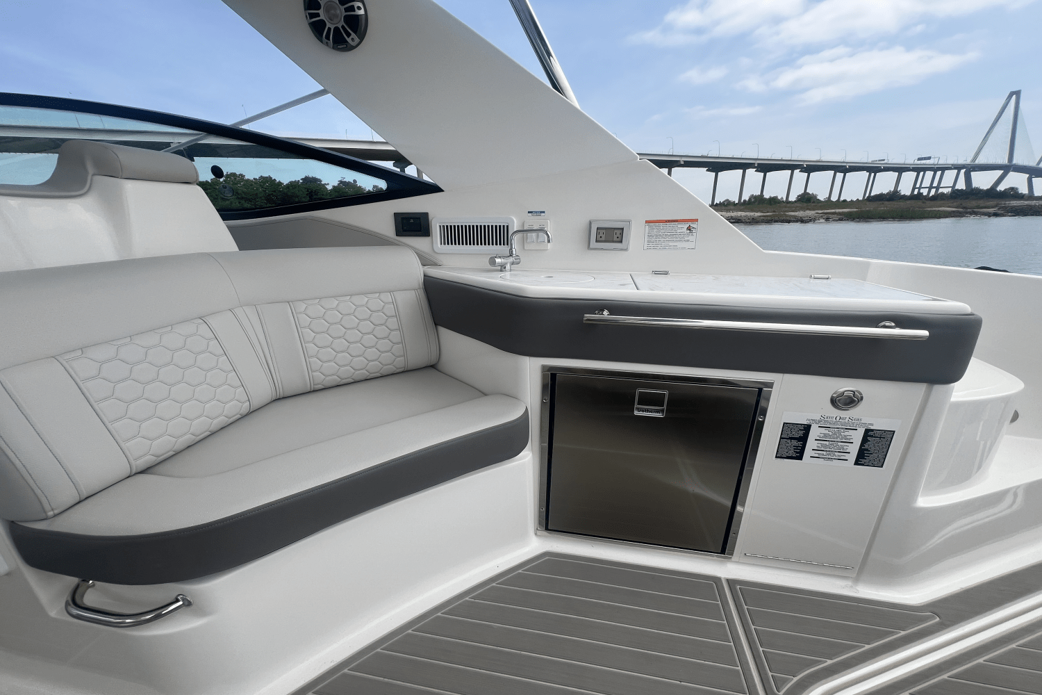 Slide: The Image of Sea Ray Sundancer 320 Outboard 2025 - 12