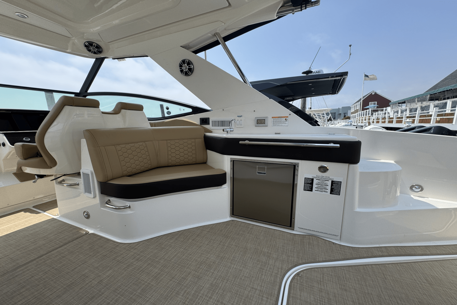 Slide: The Image of Sea Ray Sundancer 320 Outboard 2025 - 12