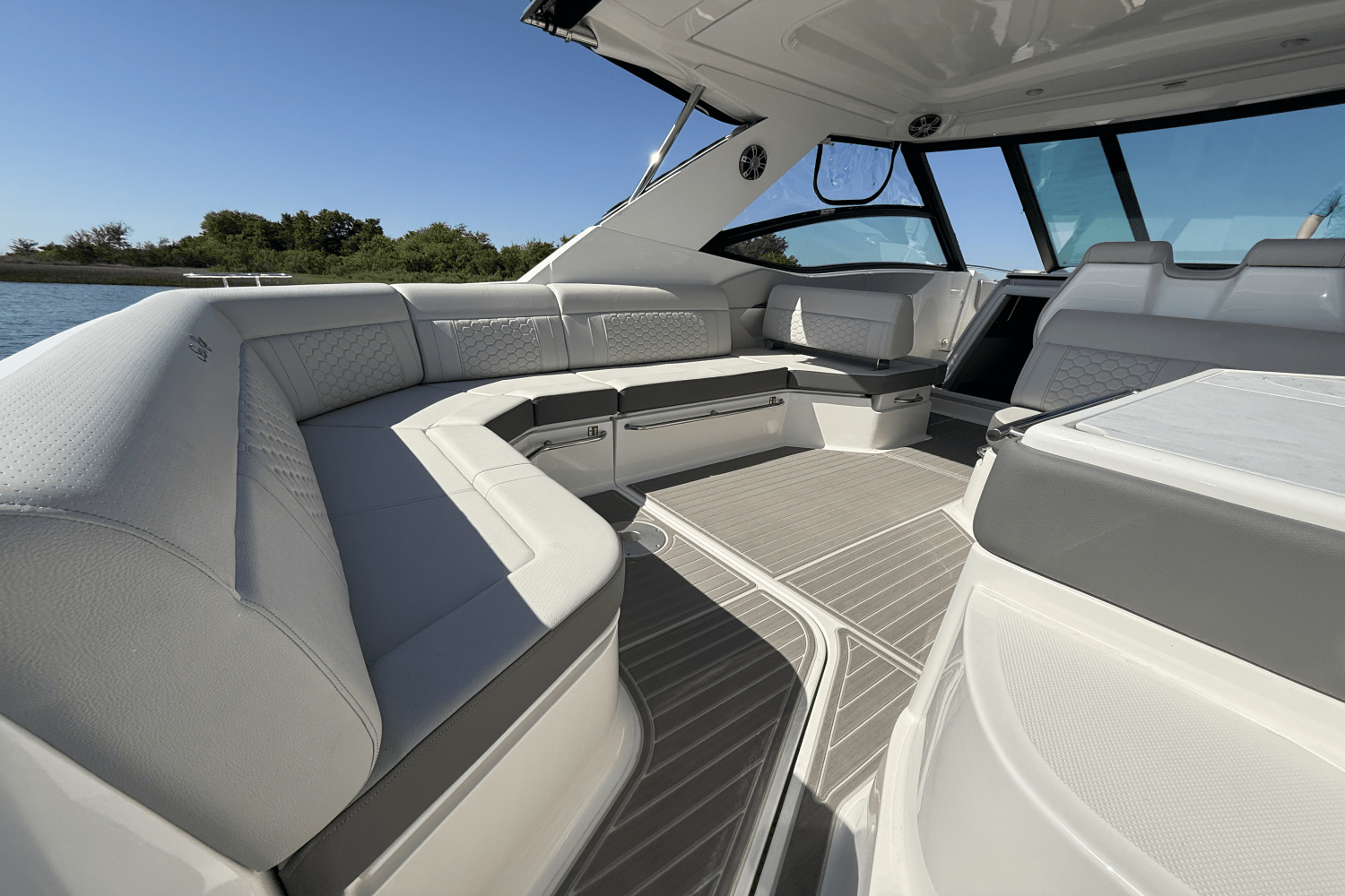 Slide: The Image of Sea Ray Sundancer 320 Outboard 2025 - 12
