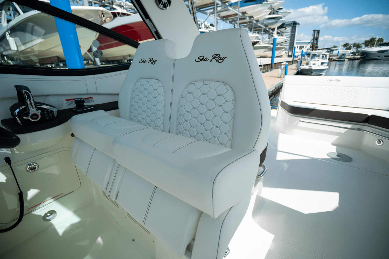 Slide: The Image of Sea Ray Sundancer 320 Outboard 2025 - 13