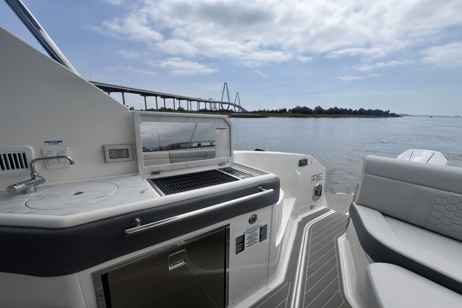 Slide: The Image of Sea Ray Sundancer 320 Outboard 2025 - 13