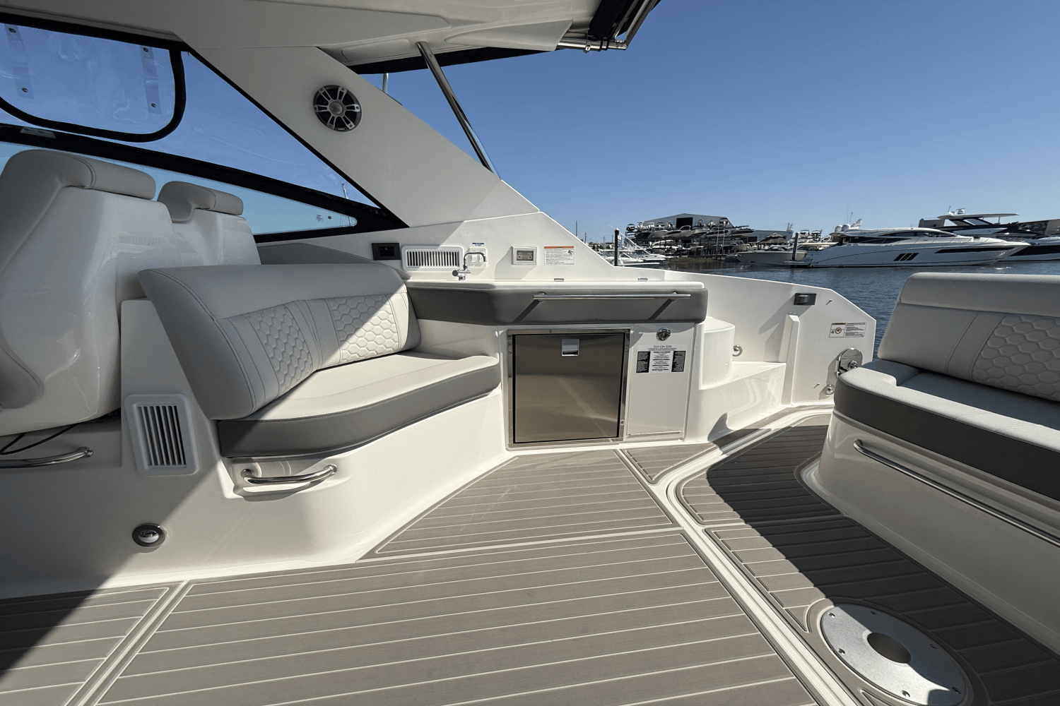 Slide: The Image of Sea Ray Sundancer 320 Outboard 2025 - 13