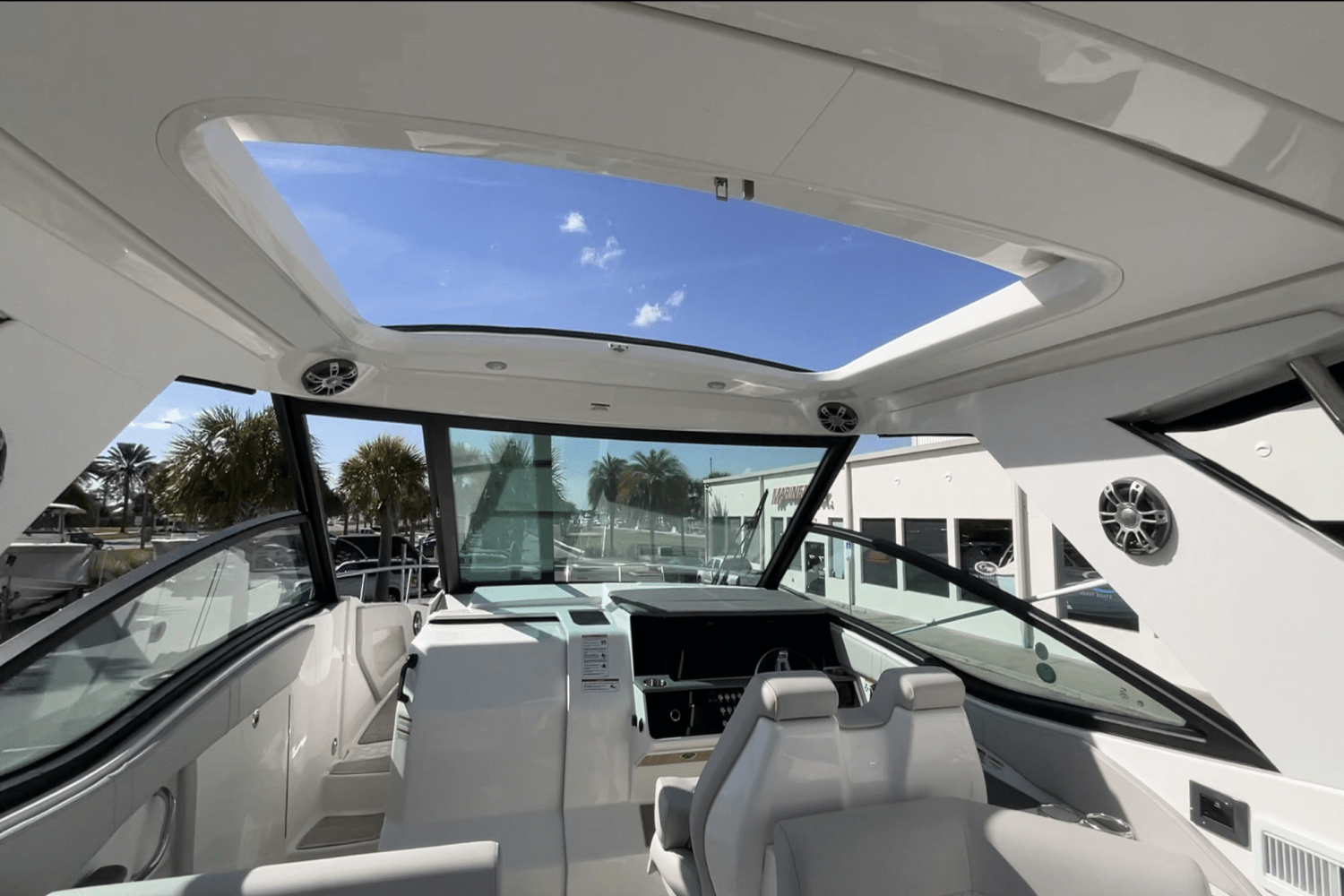 Slide: The Image of Sea Ray Sundancer 320 Outboard 2025 - 14