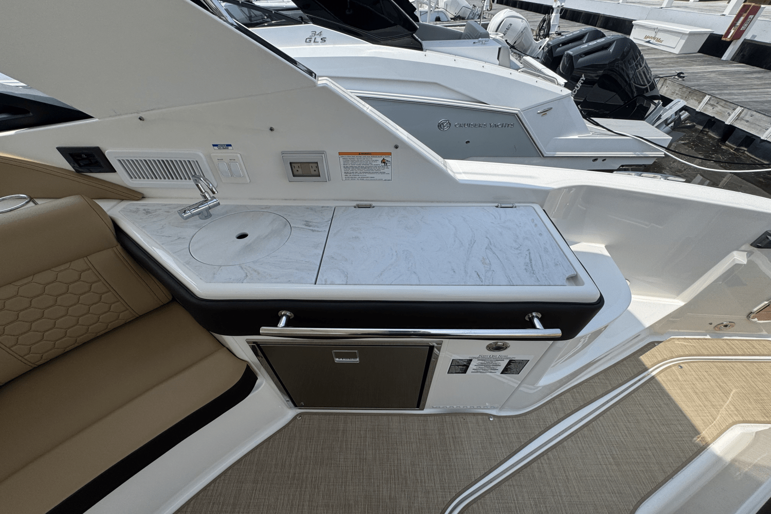 Slide: The Image of Sea Ray Sundancer 320 Outboard 2025 - 14