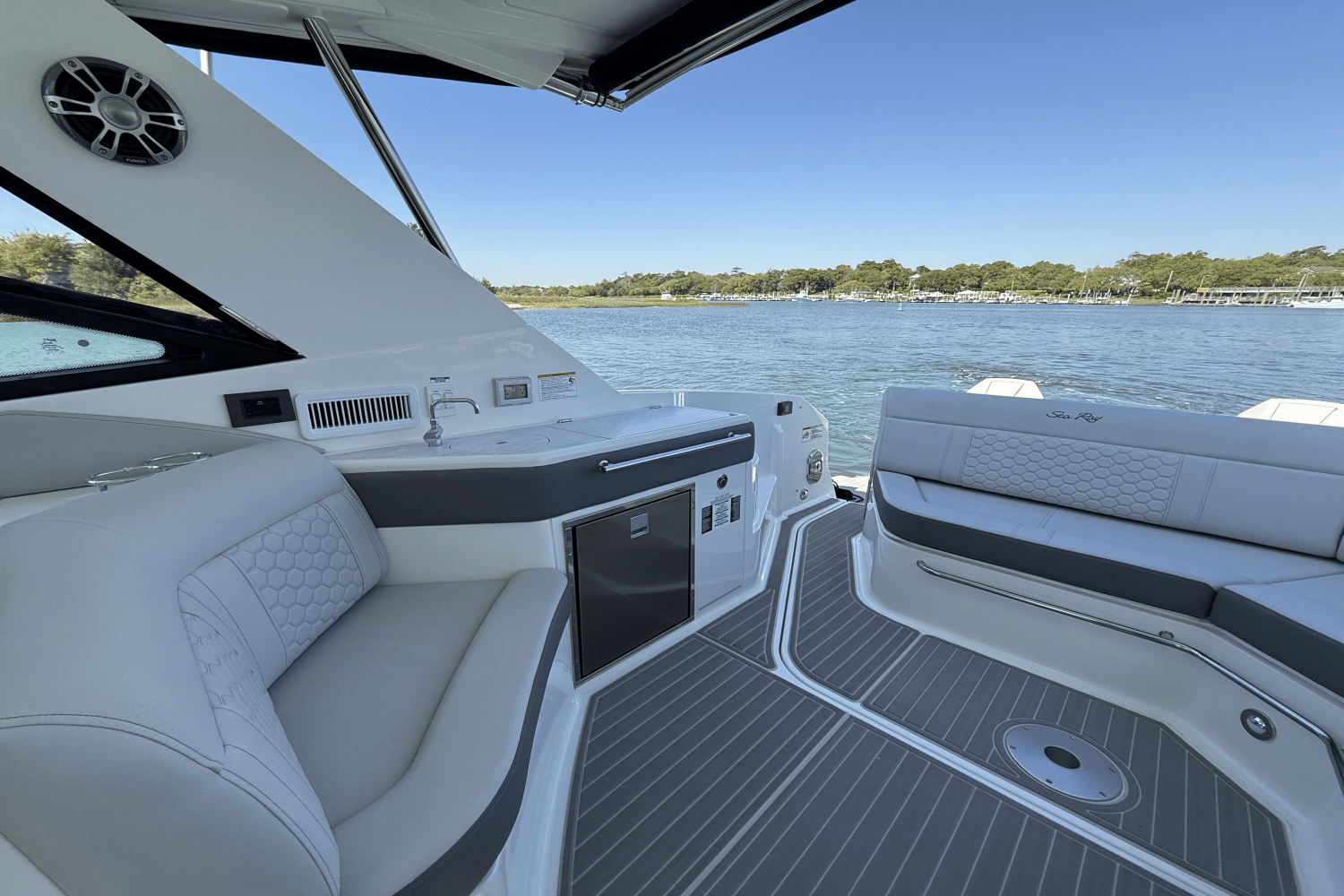 Slide: The Image of Sea Ray Sundancer 320 Outboard 2025 - 14