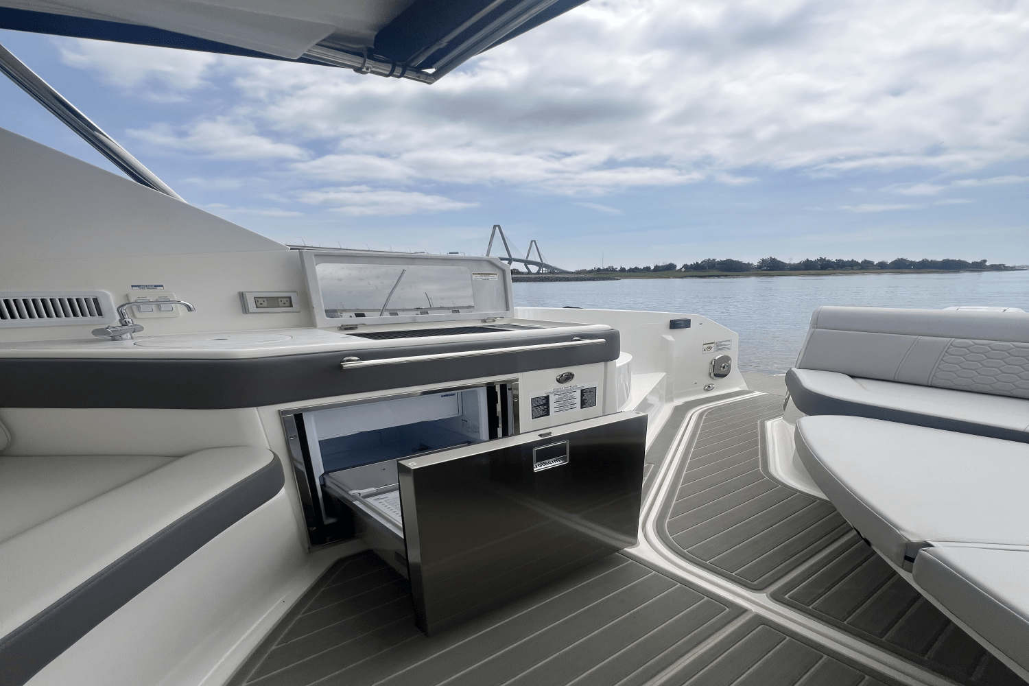 Slide: The Image of Sea Ray Sundancer 320 Outboard 2025 - 15