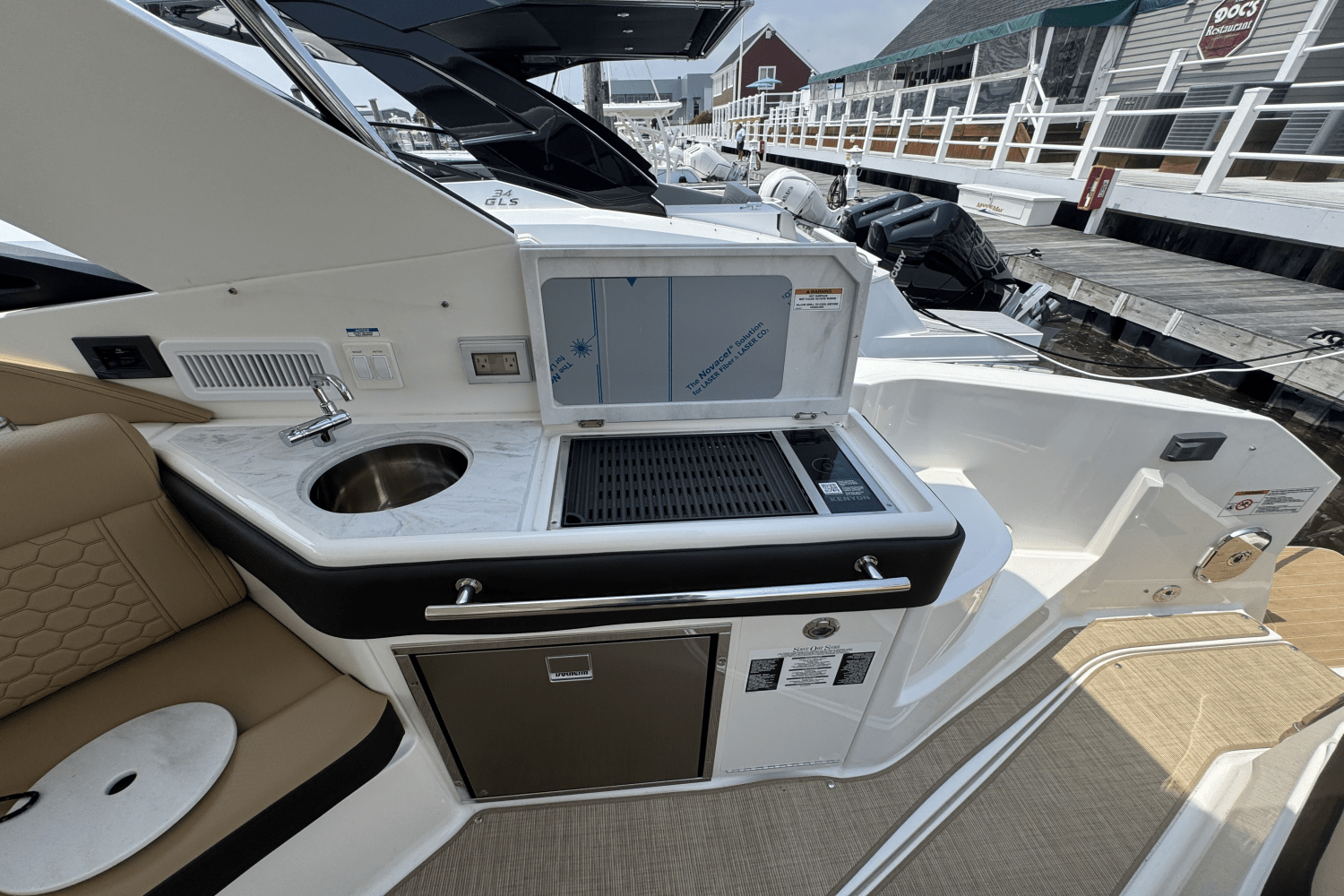 Slide: The Image of Sea Ray Sundancer 320 Outboard 2025 - 15