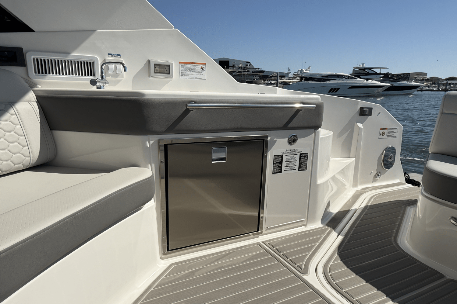 Slide: The Image of Sea Ray Sundancer 320 Outboard 2025 - 15