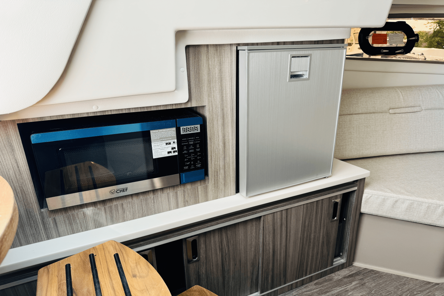 Slide: The Image of Sea Ray Sundancer 320 Outboard 2025 - 16