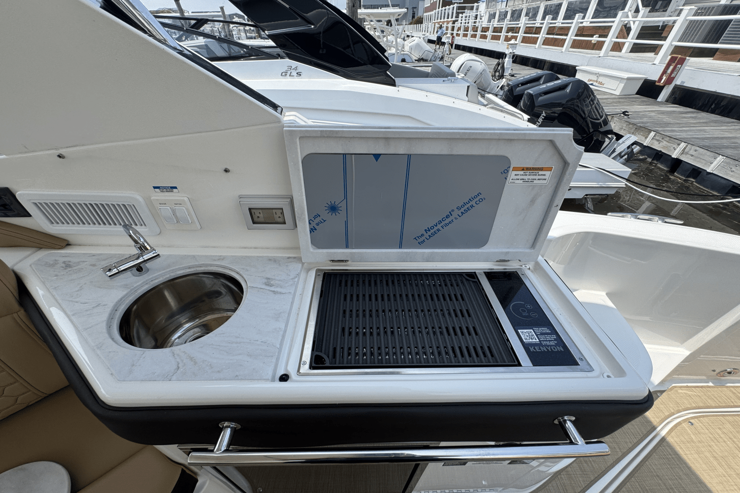 Slide: The Image of Sea Ray Sundancer 320 Outboard 2025 - 16