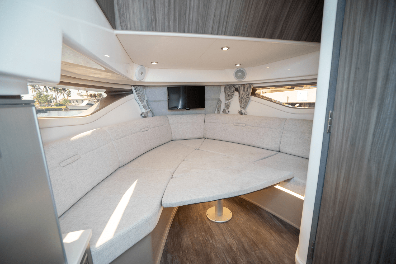 Slide: The Image of Sea Ray Sundancer 320 Outboard 2025 - 16