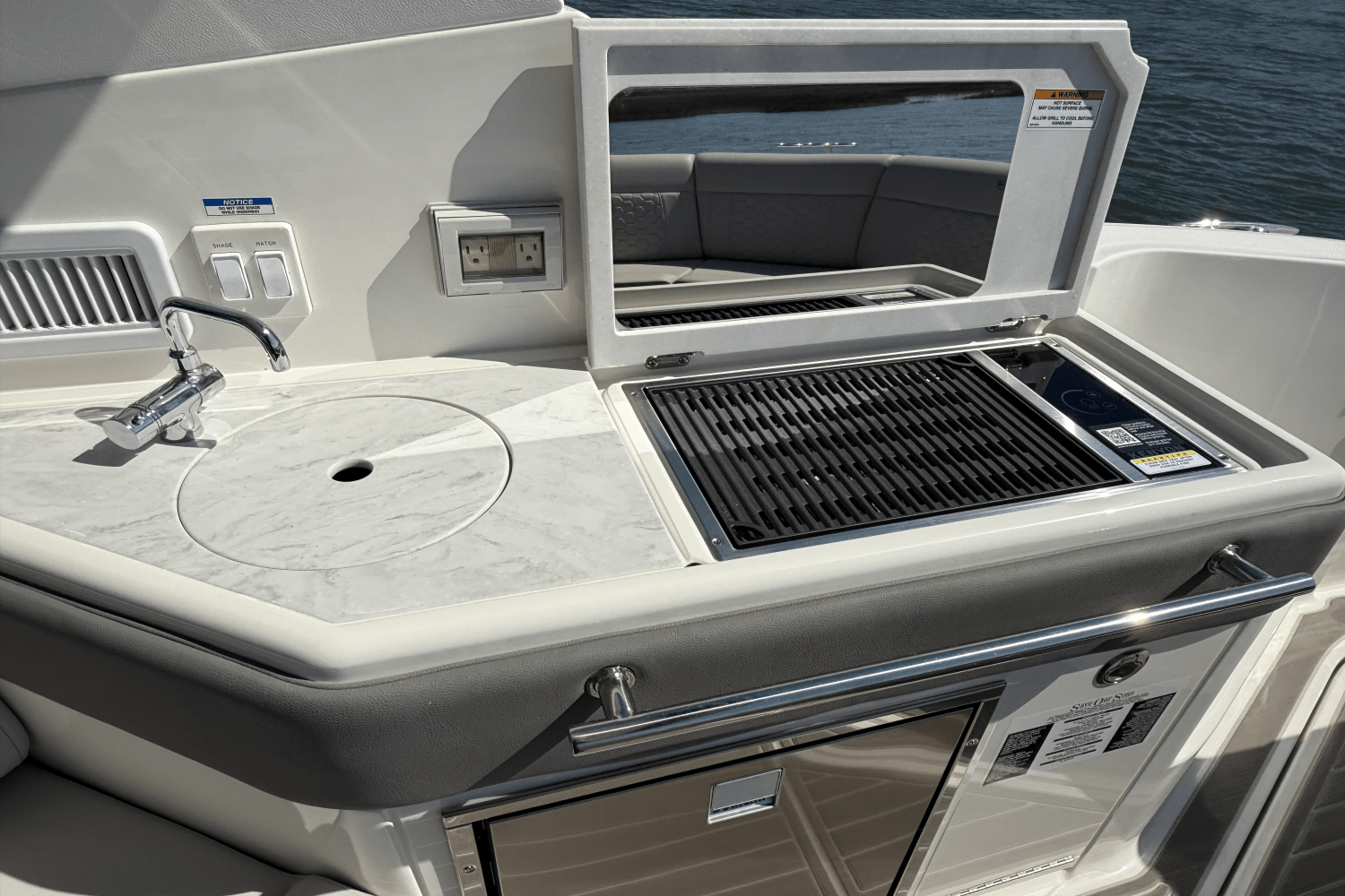 Slide: The Image of Sea Ray Sundancer 320 Outboard 2025 - 16