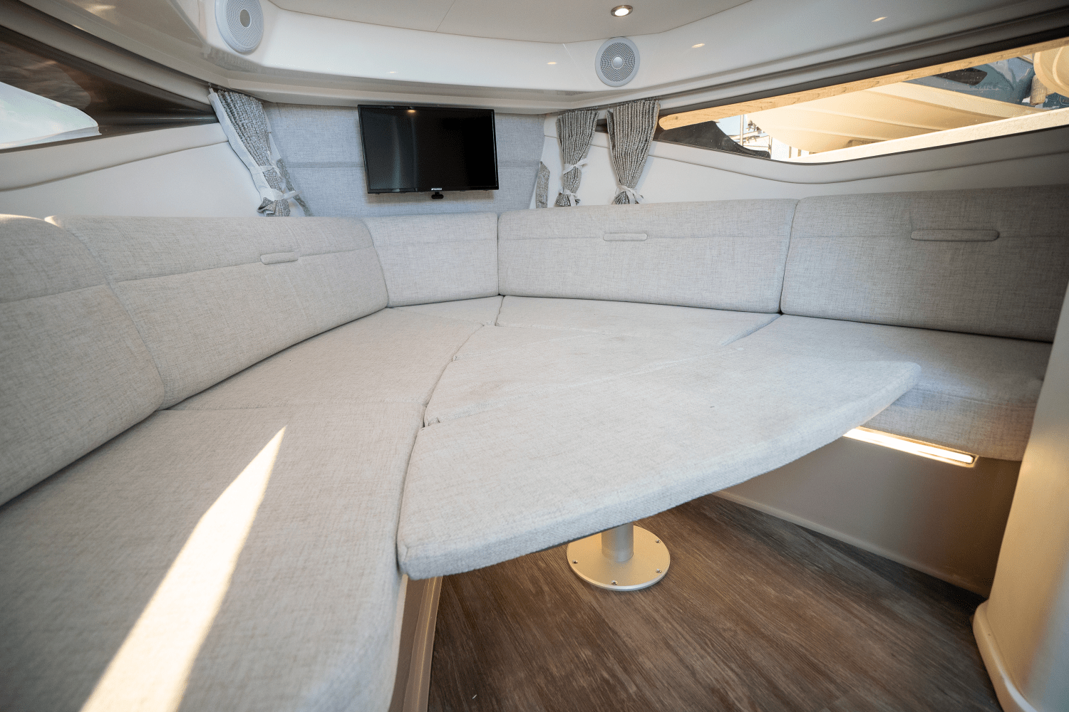 Slide: The Image of Sea Ray Sundancer 320 Outboard 2025 - 17