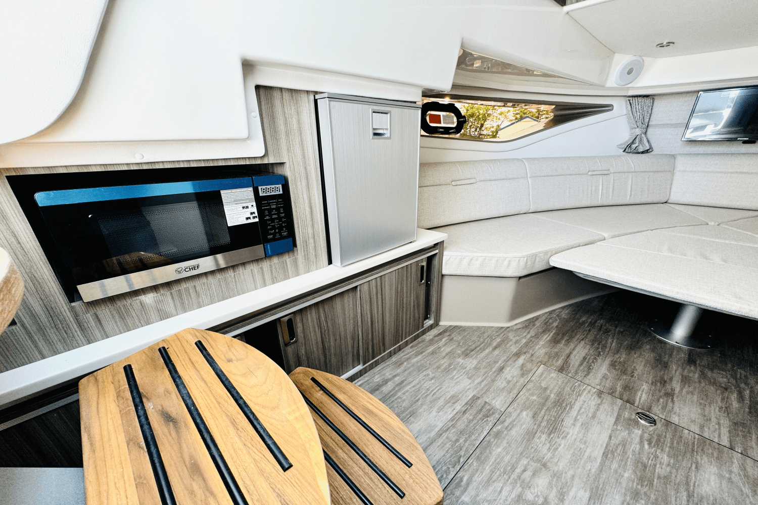 Slide: The Image of Sea Ray Sundancer 320 Outboard 2025 - 17