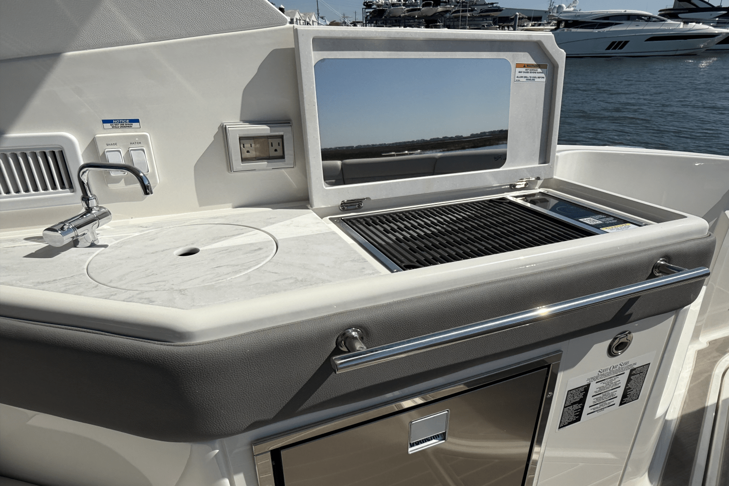 Slide: The Image of Sea Ray Sundancer 320 Outboard 2025 - 17