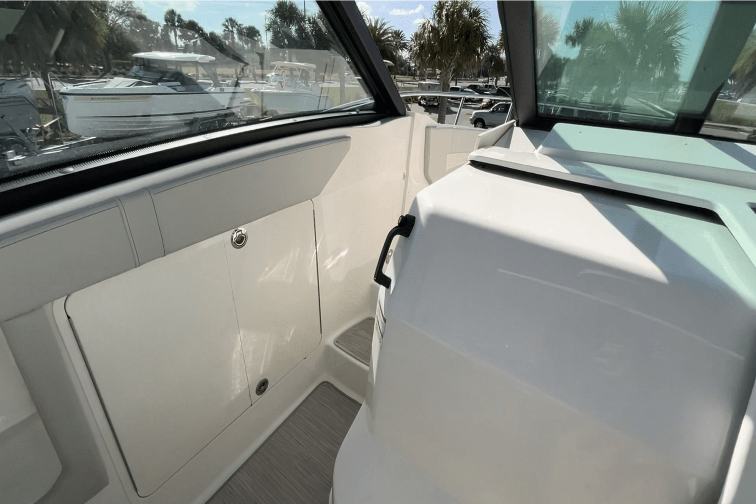 Slide: The Image of Sea Ray Sundancer 320 Outboard 2025 - 18