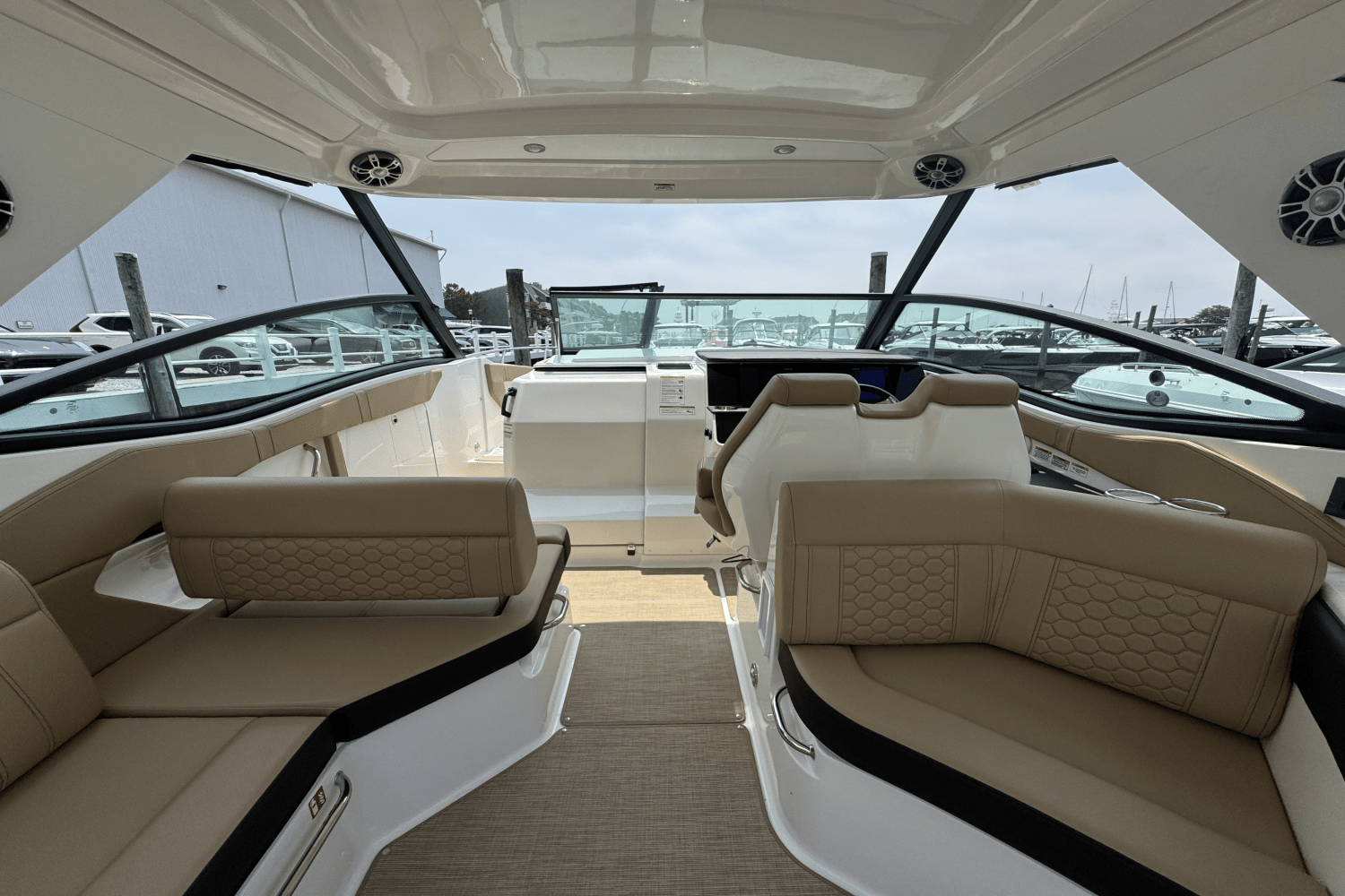 Slide: The Image of Sea Ray Sundancer 320 Outboard 2025 - 18