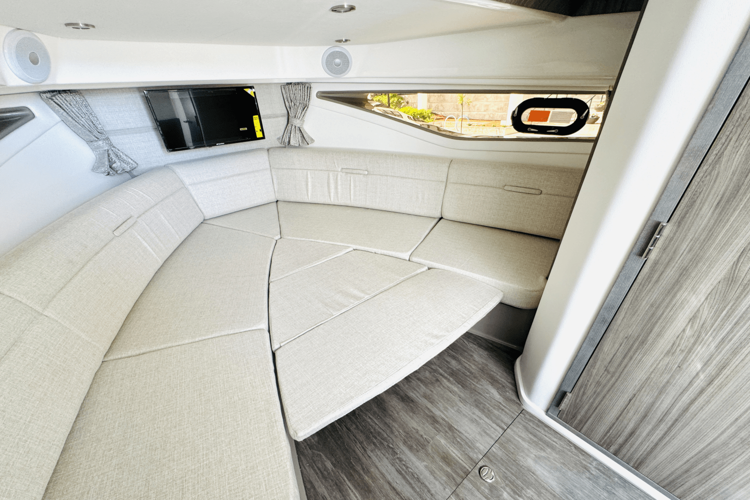 Slide: The Image of Sea Ray Sundancer 320 Outboard 2025 - 18