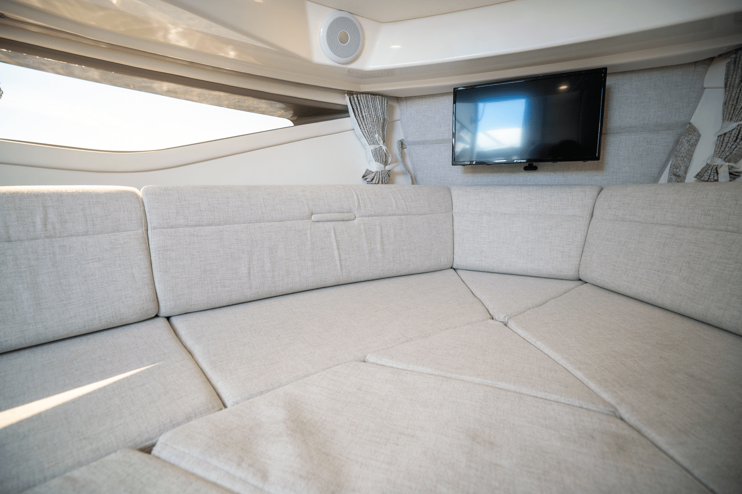 Slide: The Image of Sea Ray Sundancer 320 Outboard 2025 - 18