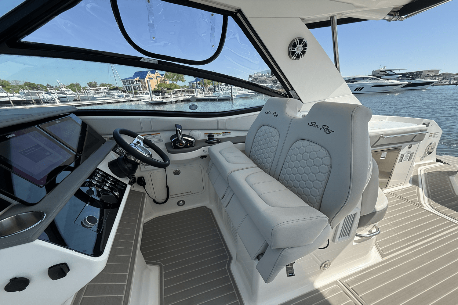 Slide: The Image of Sea Ray Sundancer 320 Outboard 2025 - 18