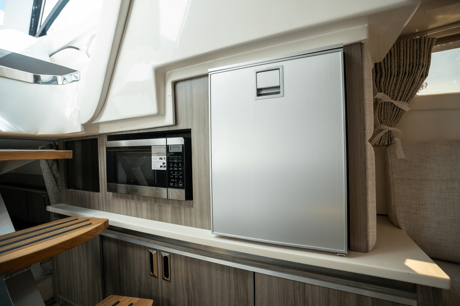 Slide: The Image of Sea Ray Sundancer 320 Outboard 2025 - 19