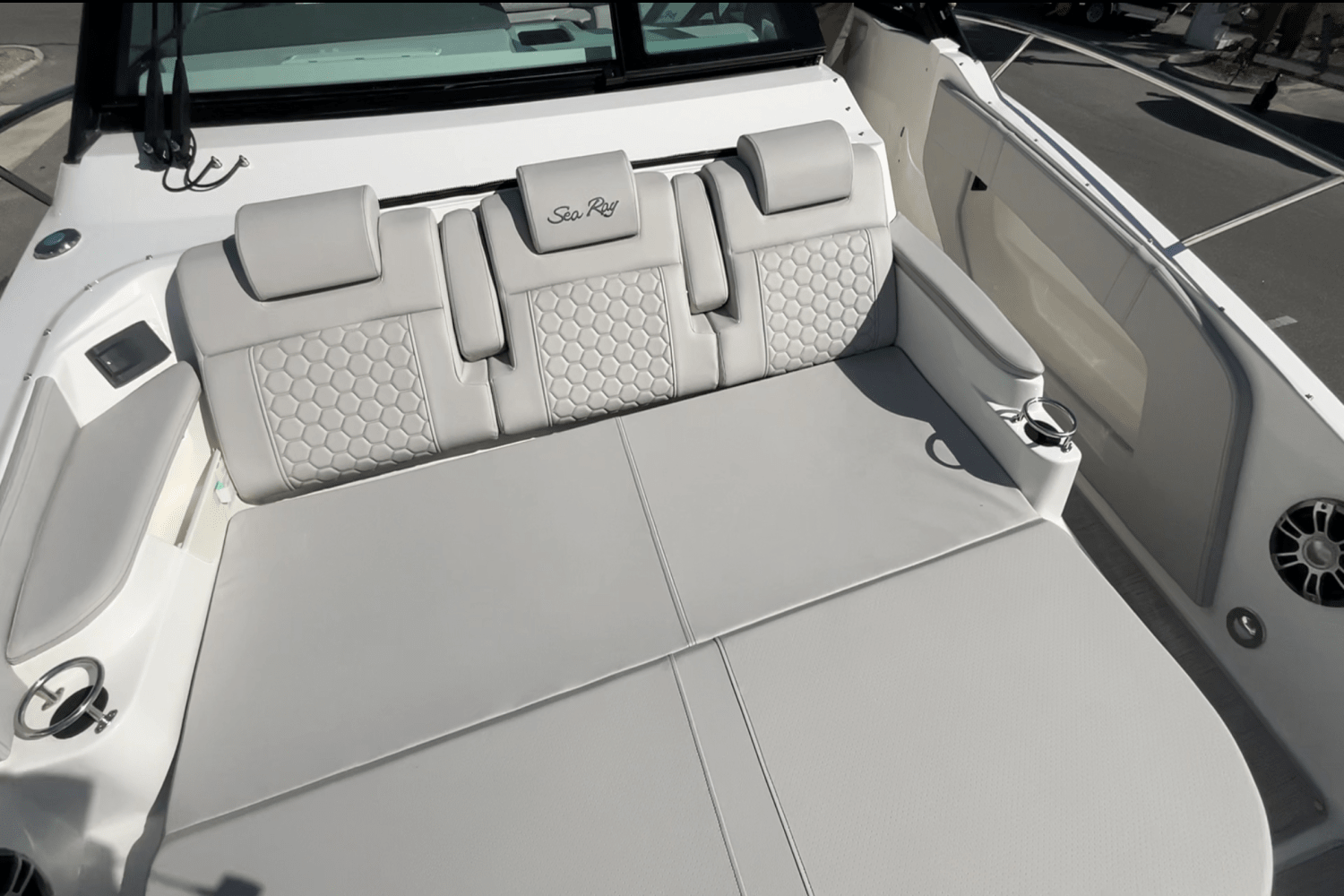 Slide: The Image of Sea Ray Sundancer 320 Outboard 2025 - 19