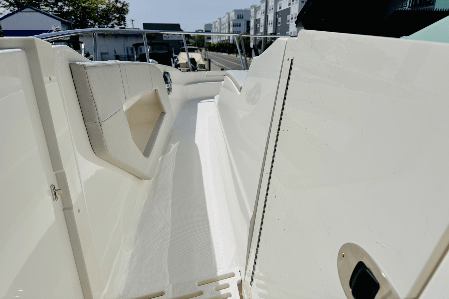 Slide: The Image of Sea Ray Sundancer 320 Outboard 2025 - 19