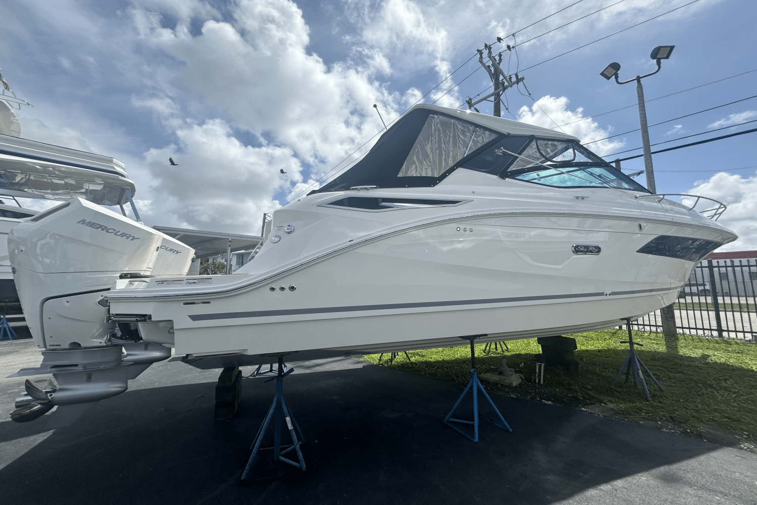Slide: The Image of Sea Ray Sundancer 320 Outboard 2025 - 2
