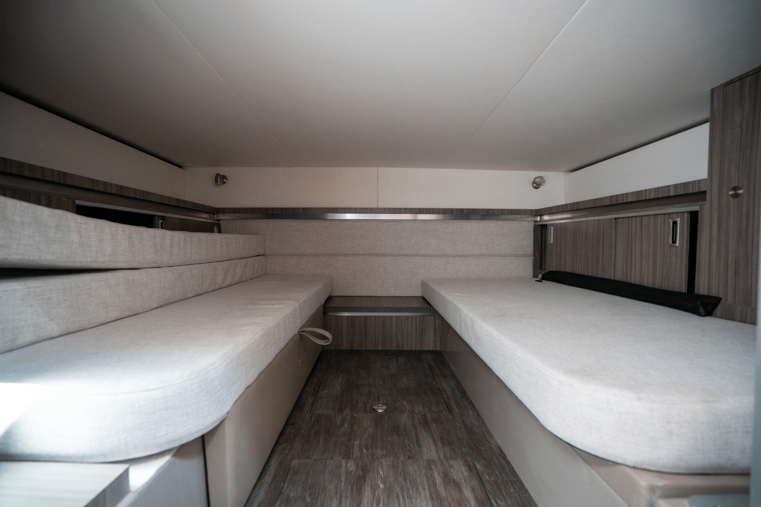 Slide: The Image of Sea Ray Sundancer 320 Outboard 2025 - 20