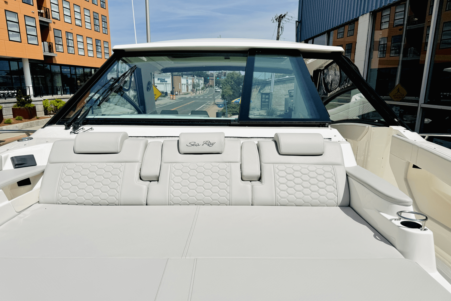 Slide: The Image of Sea Ray Sundancer 320 Outboard 2025 - 20