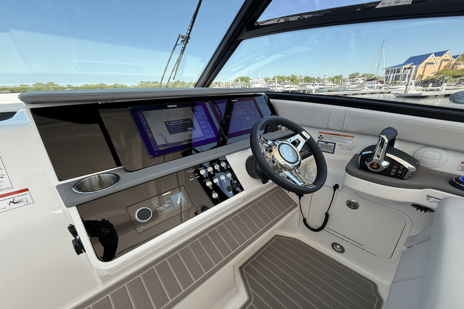 Slide: The Image of Sea Ray Sundancer 320 Outboard 2025 - 20