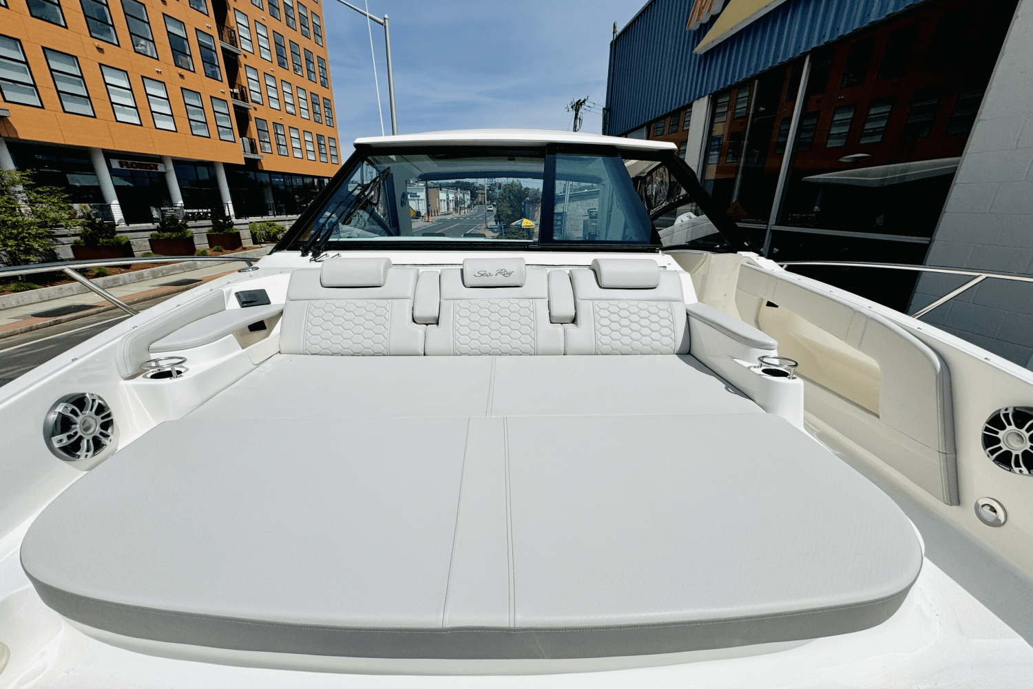 Slide: The Image of Sea Ray Sundancer 320 Outboard 2025 - 21