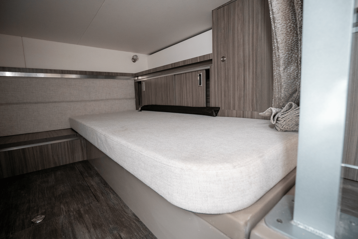 Slide: The Image of Sea Ray Sundancer 320 Outboard 2025 - 21