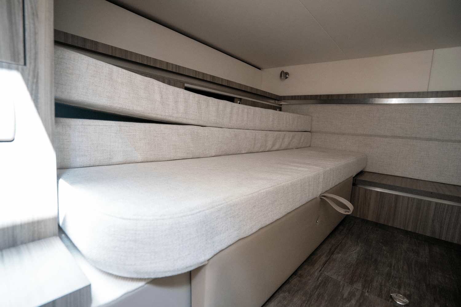 Slide: The Image of Sea Ray Sundancer 320 Outboard 2025 - 22