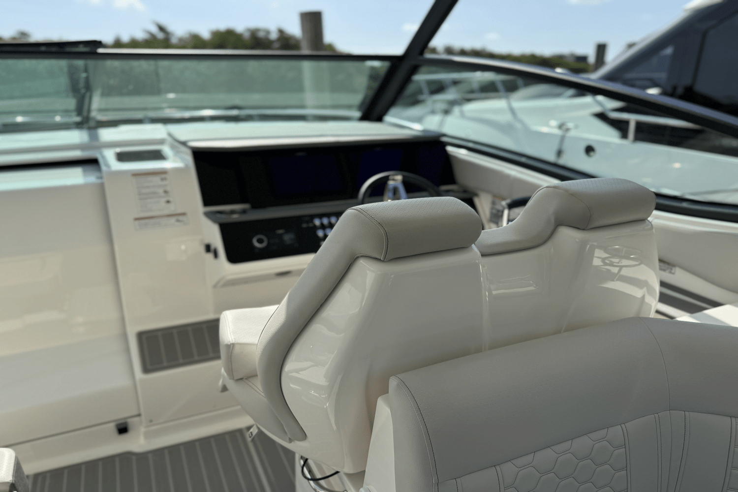 Slide: The Image of Sea Ray Sundancer 320 Outboard 2025 - 22