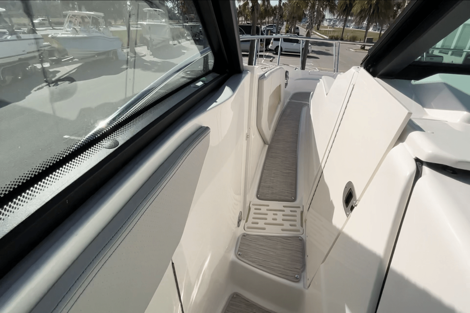 Slide: The Image of Sea Ray Sundancer 320 Outboard 2025 - 22