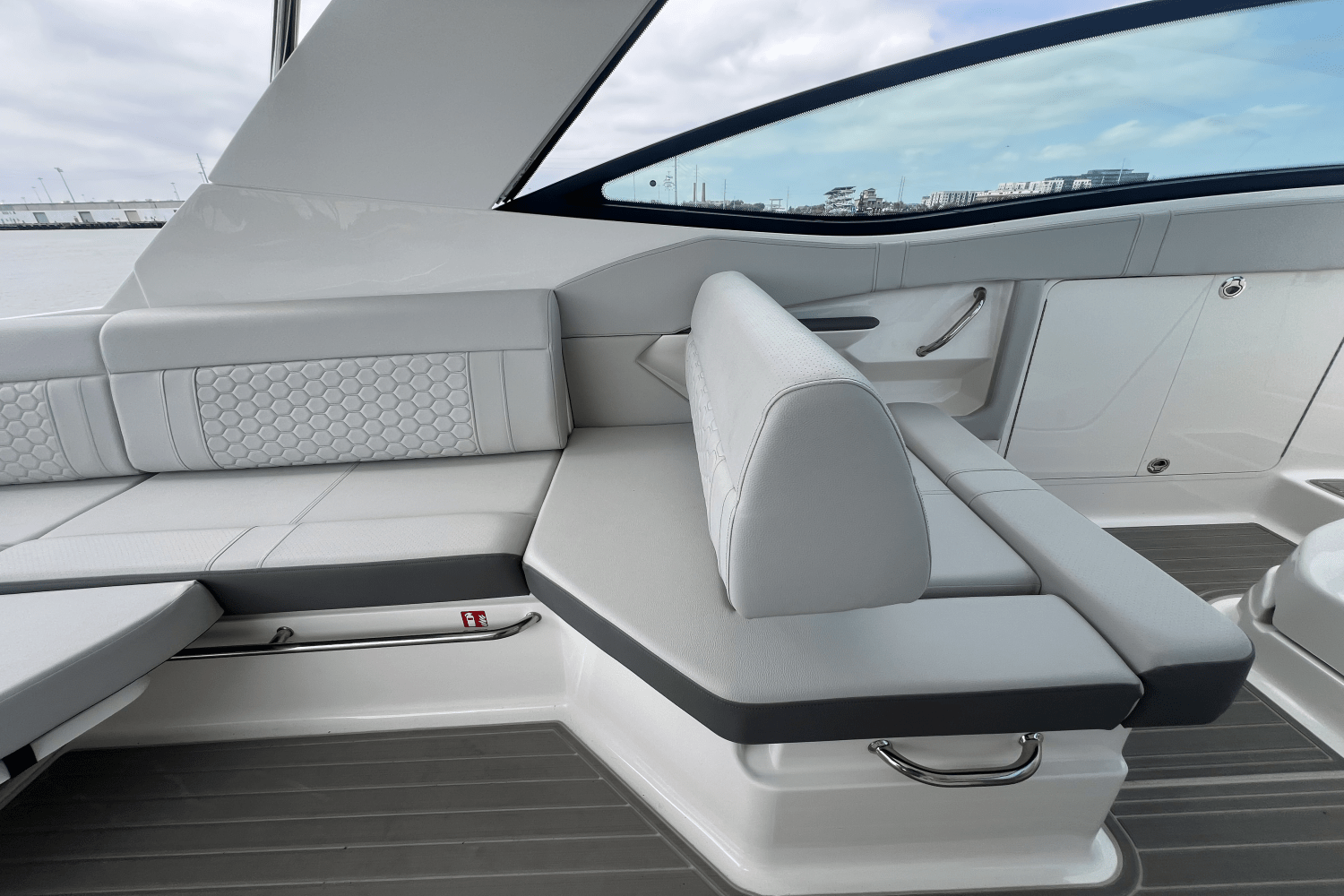 Slide: The Image of Sea Ray Sundancer 320 Outboard 2025 - 22