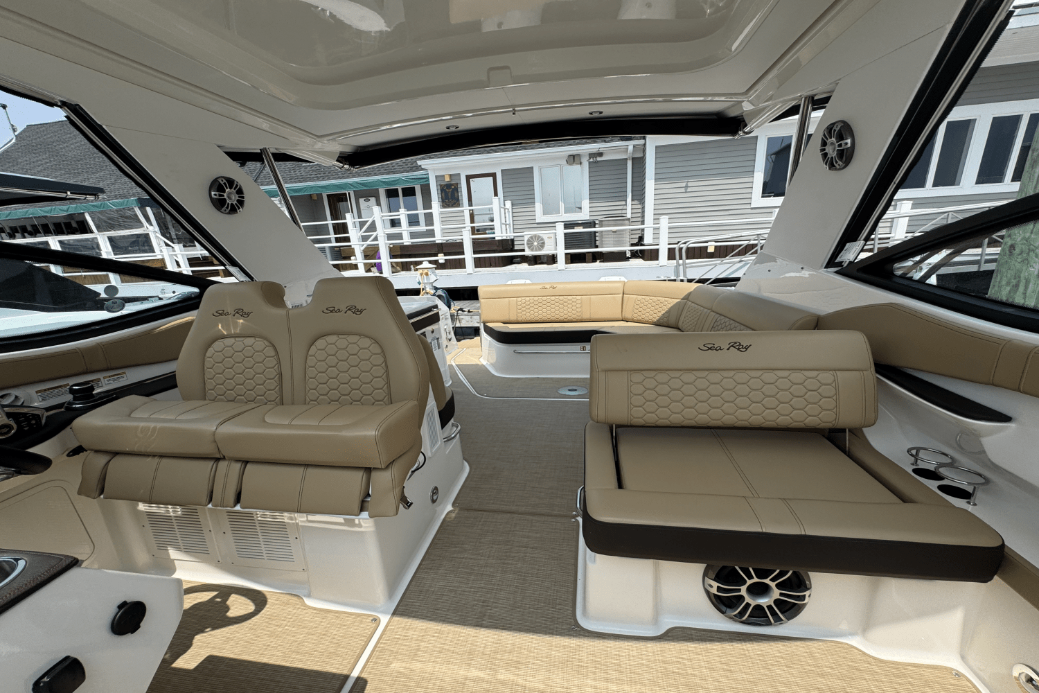 Slide: The Image of Sea Ray Sundancer 320 Outboard 2025 - 22