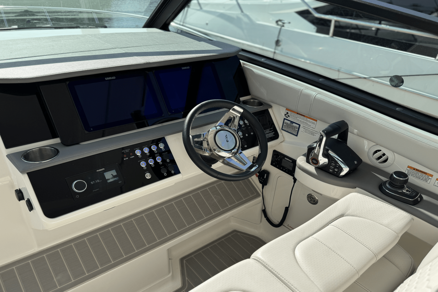 Slide: The Image of Sea Ray Sundancer 320 Outboard 2025 - 23