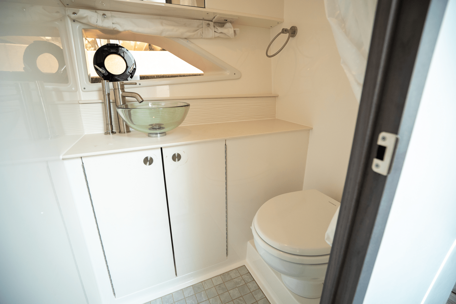 Slide: The Image of Sea Ray Sundancer 320 Outboard 2025 - 23