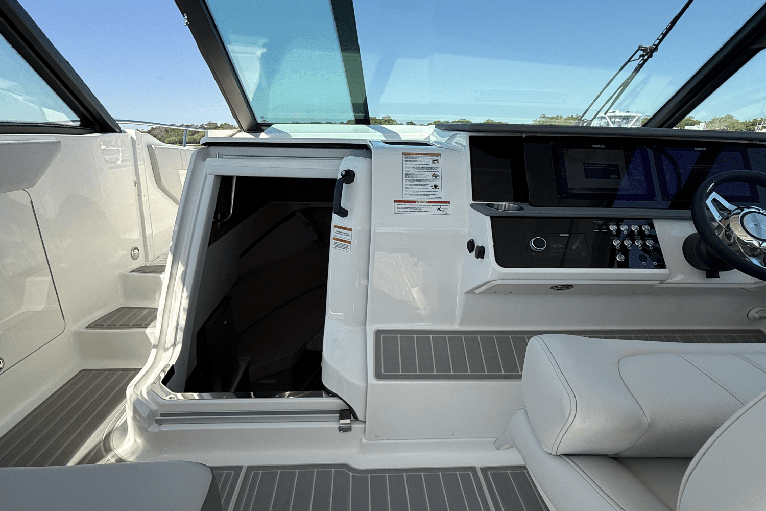 Slide: The Image of Sea Ray Sundancer 320 Outboard 2025 - 24