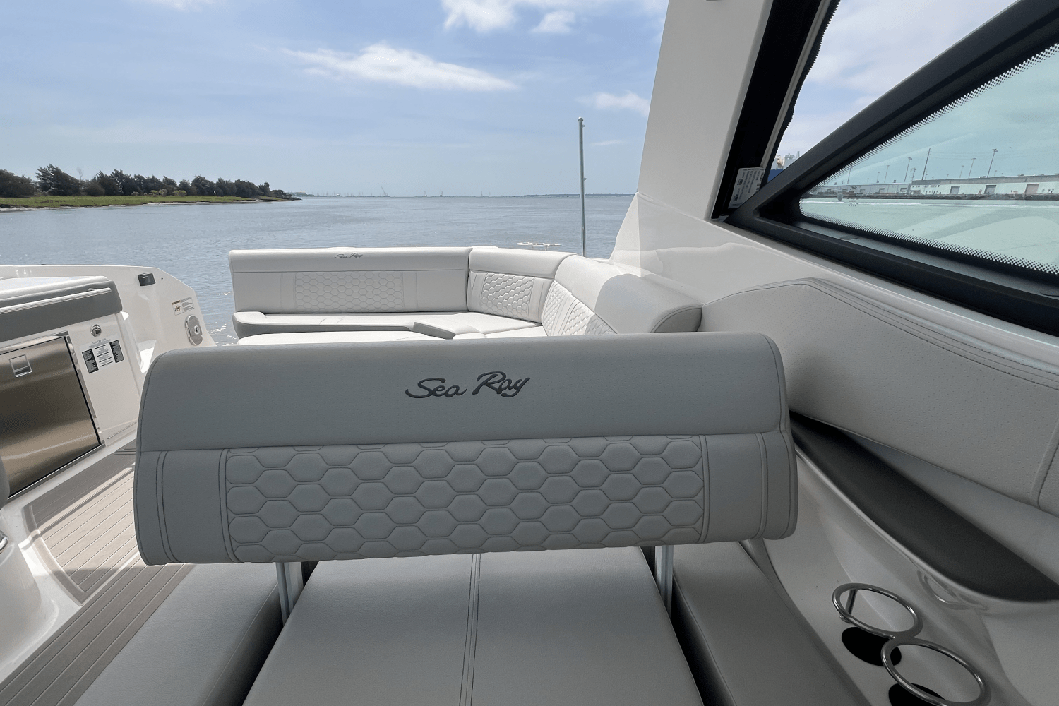 Slide: The Image of Sea Ray Sundancer 320 Outboard 2025 - 25