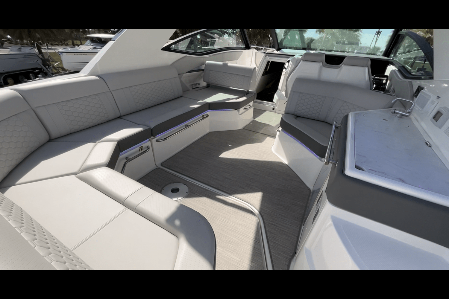 Slide: The Image of Sea Ray Sundancer 320 Outboard 2025 - 27