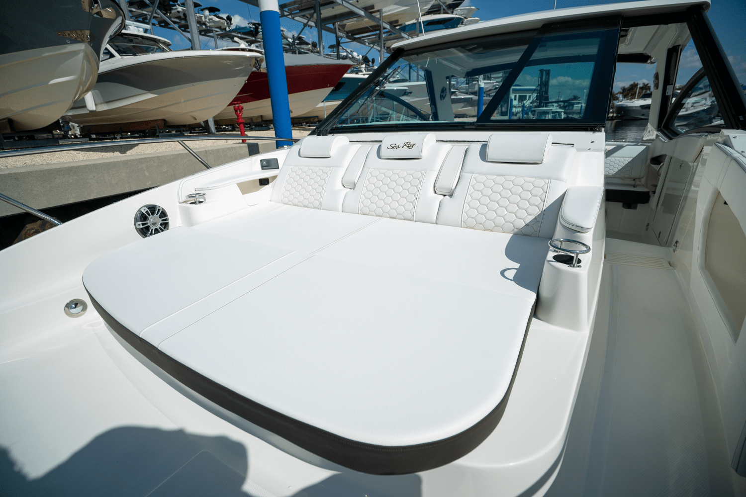 Slide: The Image of Sea Ray Sundancer 320 Outboard 2025 - 27