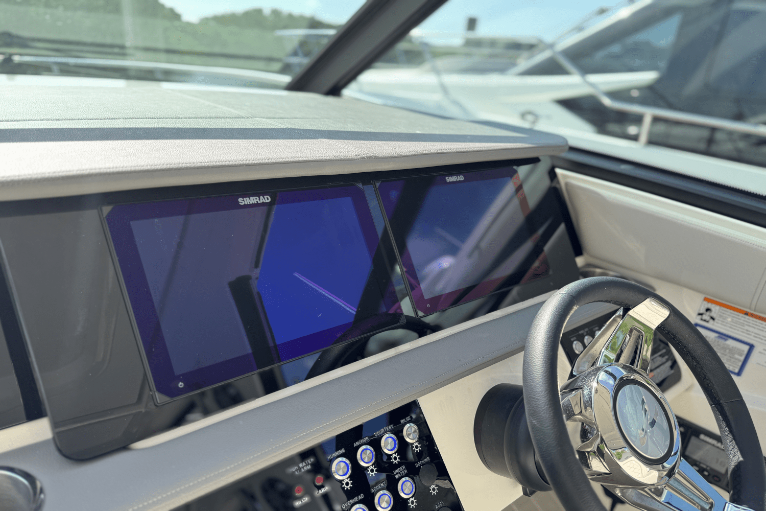 Slide: The Image of Sea Ray Sundancer 320 Outboard 2025 - 27