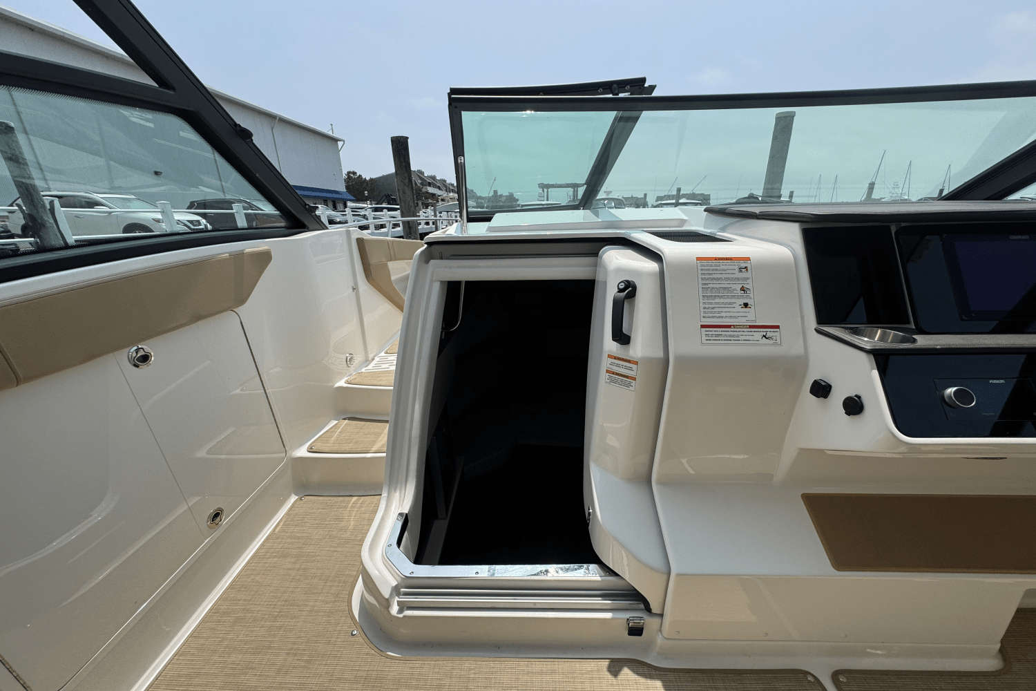 Slide: The Image of Sea Ray Sundancer 320 Outboard 2025 - 27